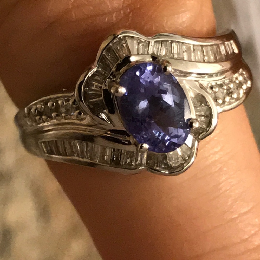 Beautiful Tanzanite and diamond white gold ring